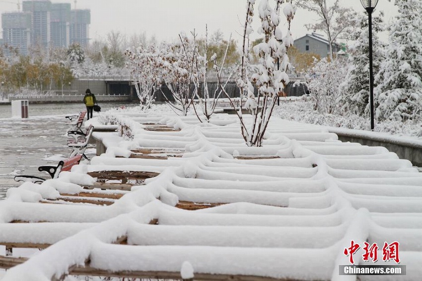 青海省西寧市で降雪　都市全体が白銀の世界と化す　