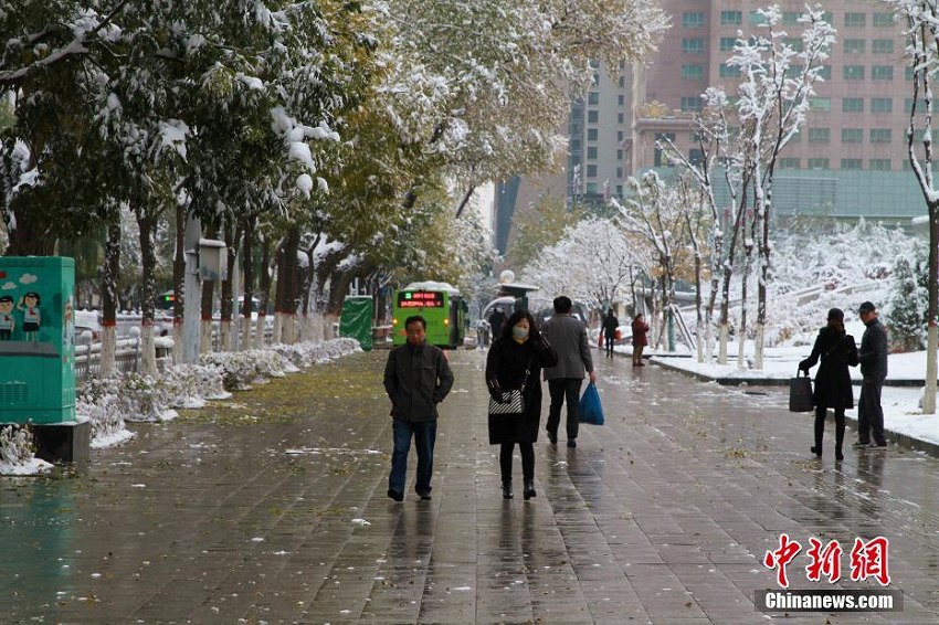 青海省西寧市で降雪　都市全体が白銀の世界と化す　