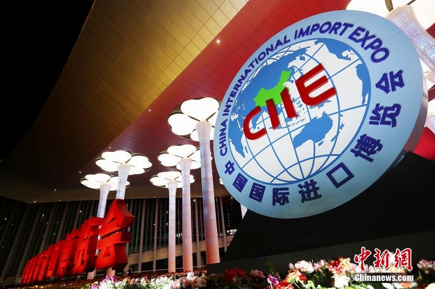 中国国際輸入博覧会メイン会場のファンタジックなライト演出