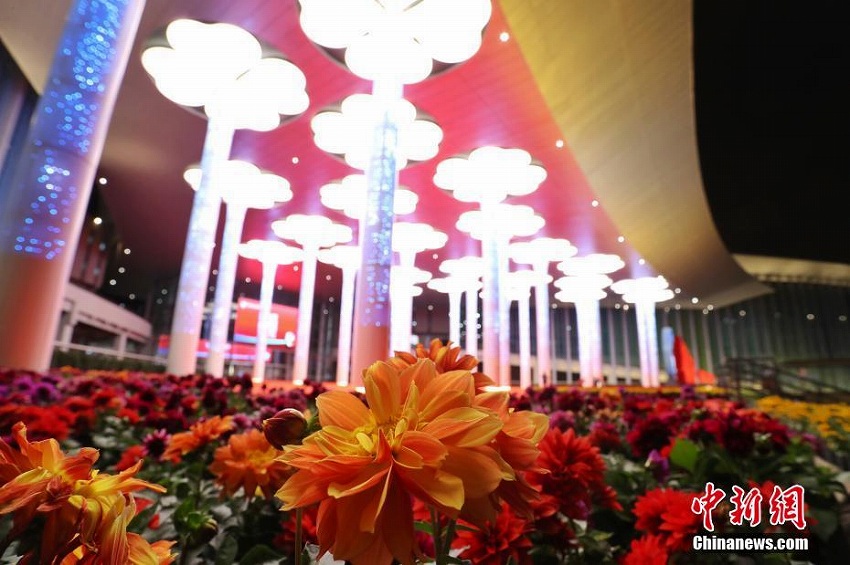 中国国際輸入博覧会メイン会場のファンタジックなライト演出