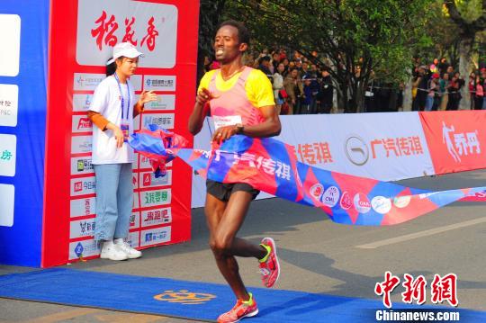 三峡宜昌の国際マラソン大会に10ヶ国の選手約2万人が参加