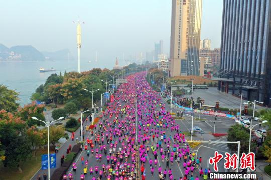 三峡宜昌の国際マラソン大会に10ヶ国の選手約2万人が参加