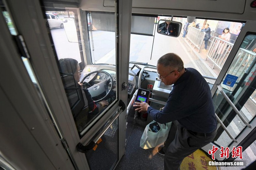 長沙市の一部新型公共バスに運転席隔離装置が設置 3 人民網日本語版 人民日報