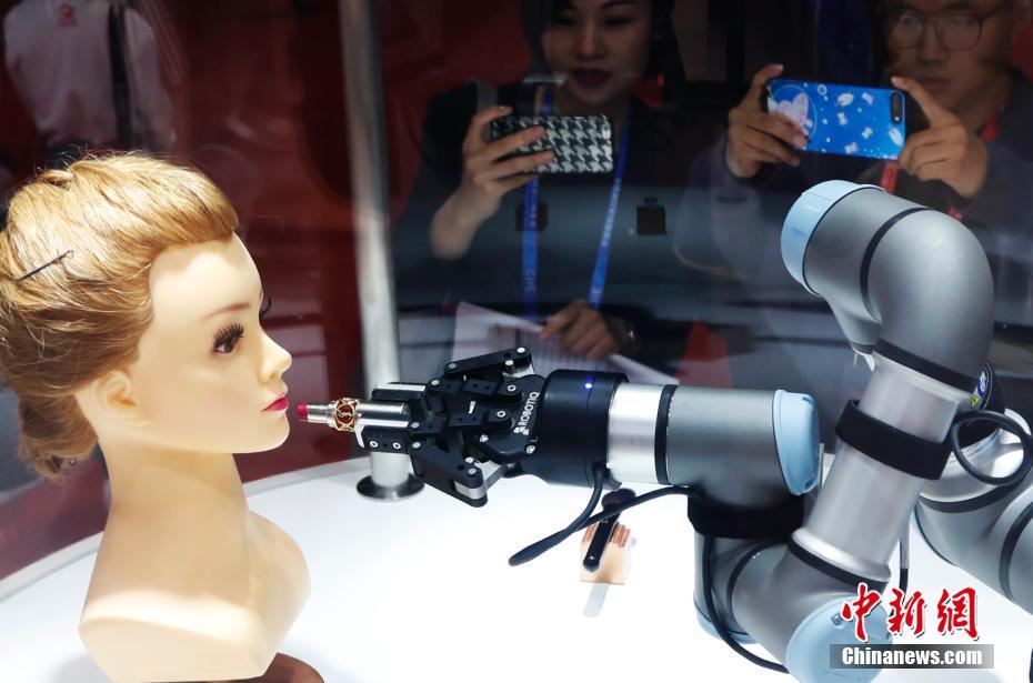 中国国際輸入博覧会にメークしてくれるお化粧ロボットが登場

