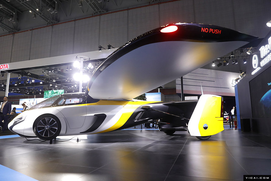  中国輸入博覧会に最もSFチックな製品「空飛ぶ車」が登場　3分で変身