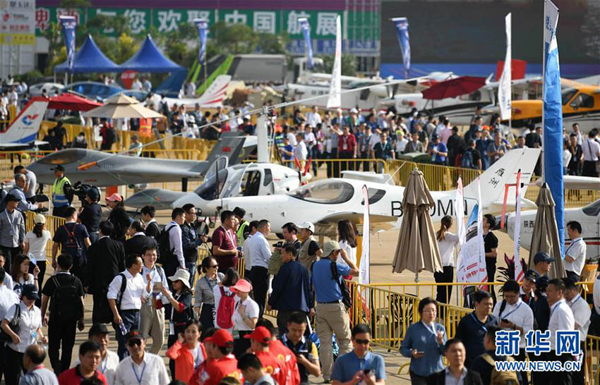 殲-10Bが航空ショーに登場 広東省