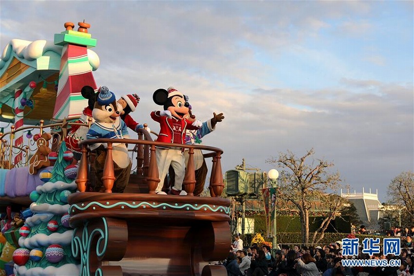 東京ディズニーリゾートでクリスマスパレードがスタート