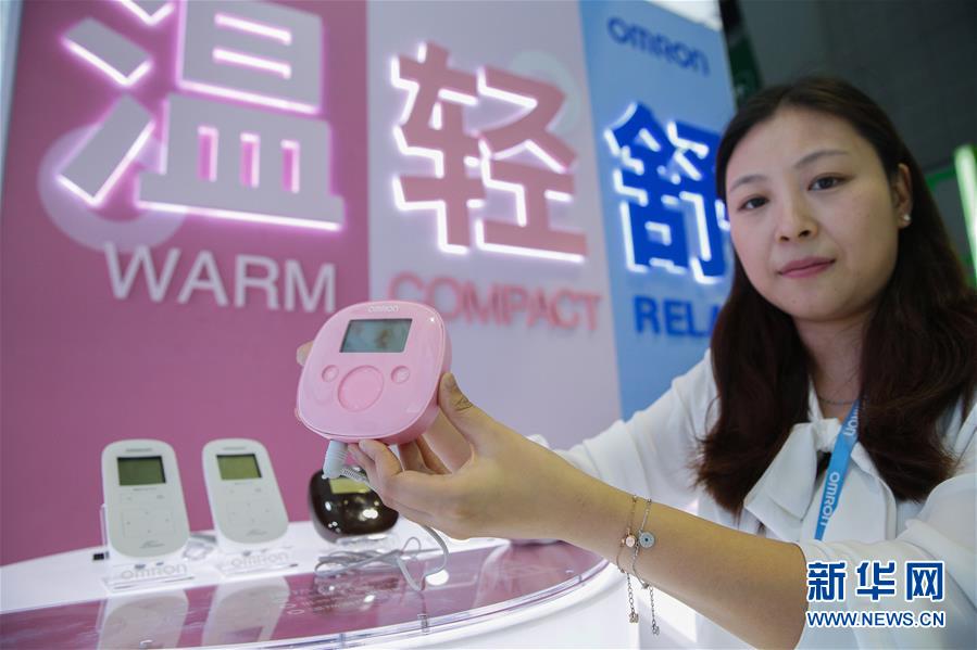 日本のオムロンの職員が、中国初公開の新型温熱低周波治療器を展示。同製品は国際疼痛学会協会が定義する、女性の生理痛を和らげるマッサージ機能を持つ。