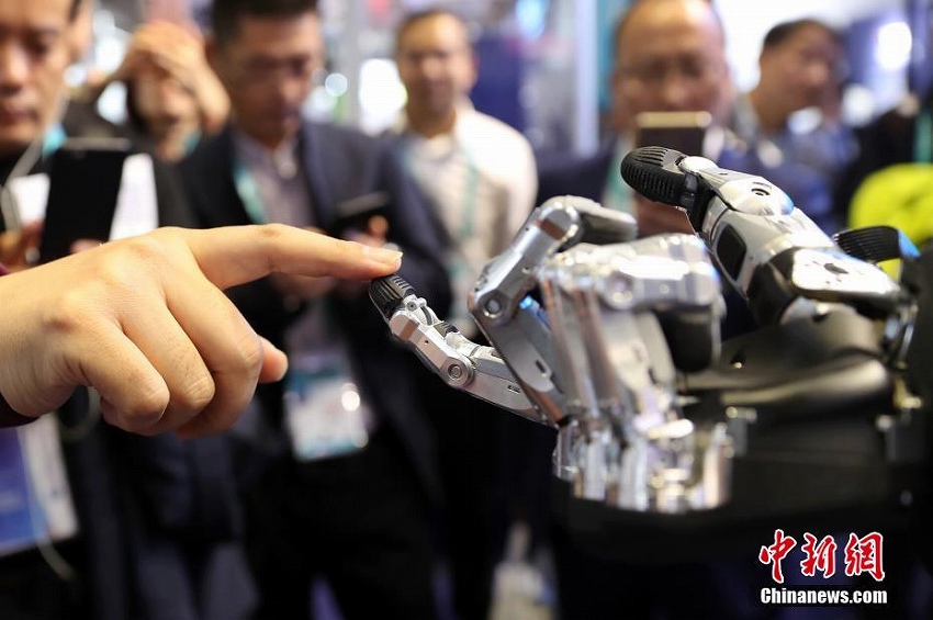 中国輸入博覧会で最もホットなロボットハンドと握手