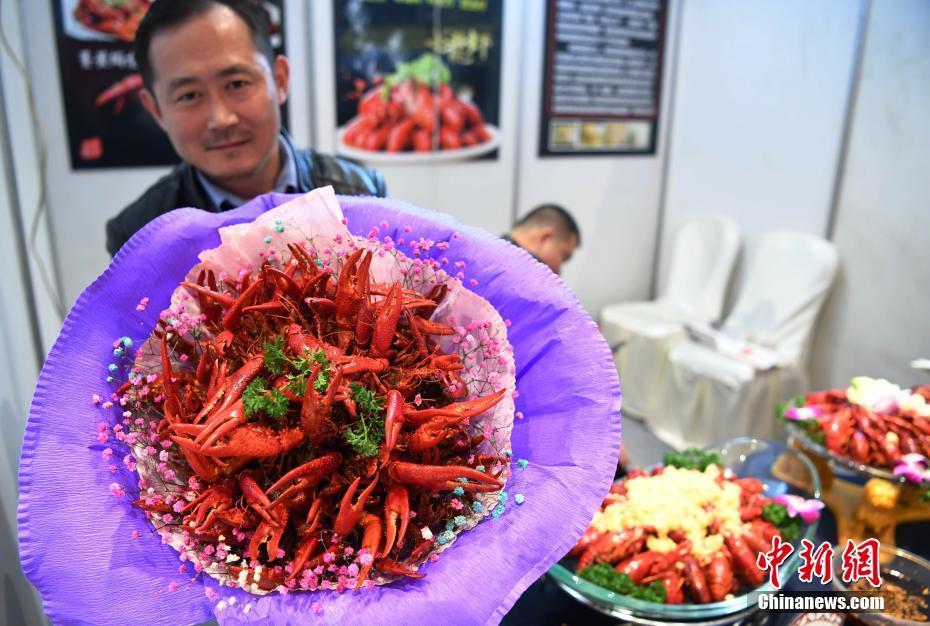 「2018年中国安徽料理博覧会」が開幕　ザリガニが「ブーケ」に変身