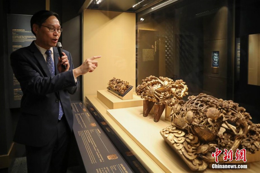 展示品を紹介する香港歴史博物館の張鋭森館長（撮影・謝光磊）。