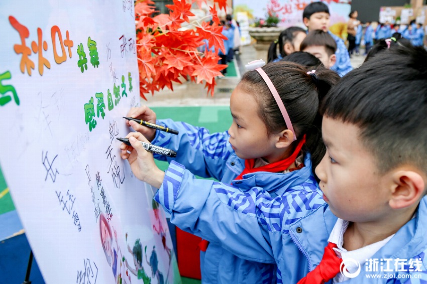小学生が落ち葉と詩を組み合わせた手作り工作体験　浙江省長興県
