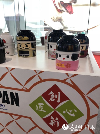 ジェトロのジャパンパビリオンにはユニークな弁当箱など日本の様々な工芸品や生活用品が展示された（撮影・玄番登史江）。