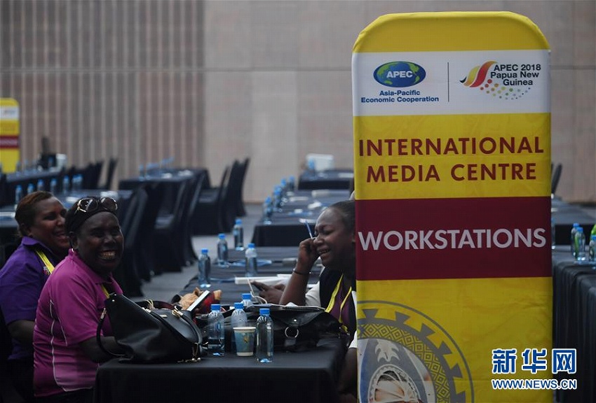 APEC国際メディアセンターで休憩するスタッフたち（11月13日、撮影・呂小煒）。