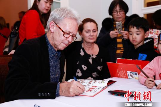 フィンランドの国宝級絵本「サンタクロースと小人たち」の中国語版が刊行