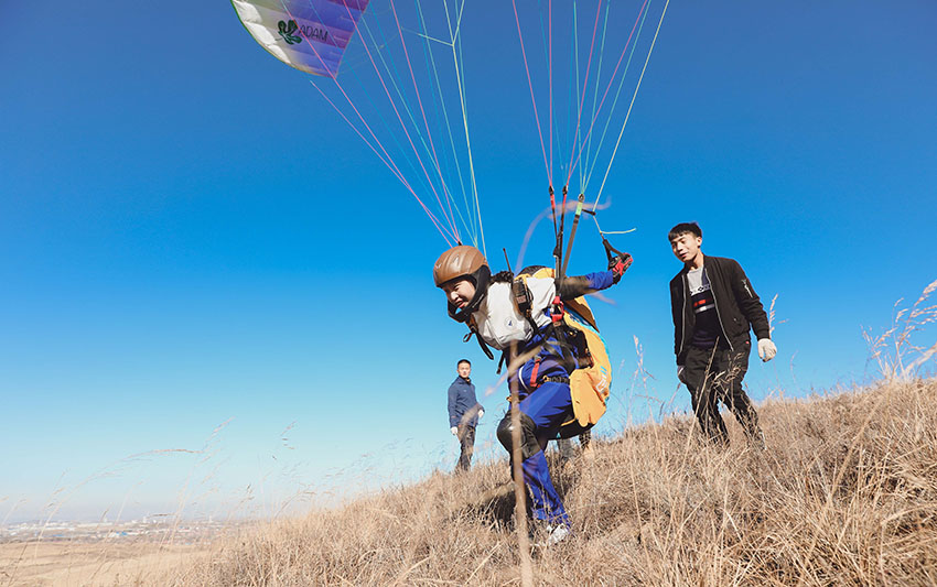 中国東北3省初の女子大生パラグライダーチームが初飛行に成功