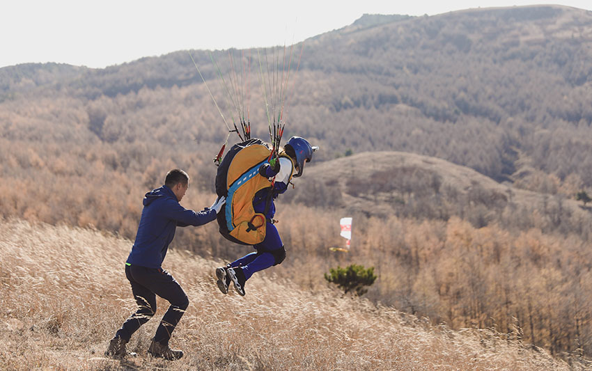 中国東北3省初の女子大生パラグライダーチームが初飛行に成功