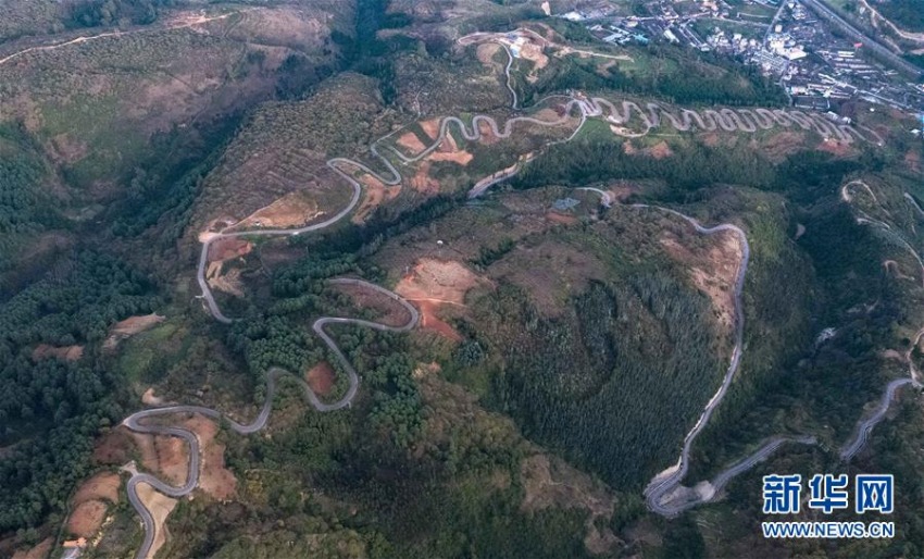 空から見た雲南省宜良県にある「68曲がり」