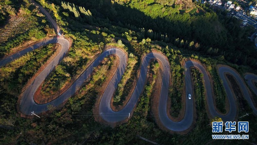 空から見た雲南省宜良県にある「68曲がり」