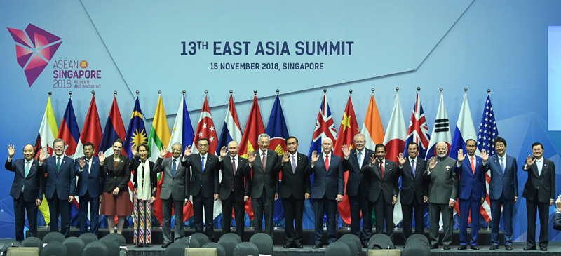 李克強総理とEASに出席した各国首脳との集合写真（申宏撮影）