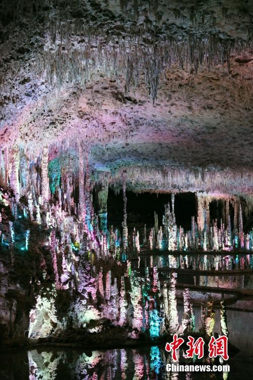 四川省興文石海の天泉洞を探索