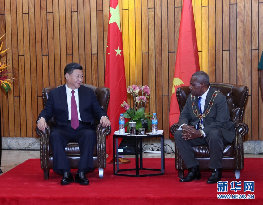 11月16日、中国の習近平国家主席はパプアニューギニアの首都・ポートモレスビーで、ボブ・ダダイ総督と会談した(撮影・鞠鵬)。