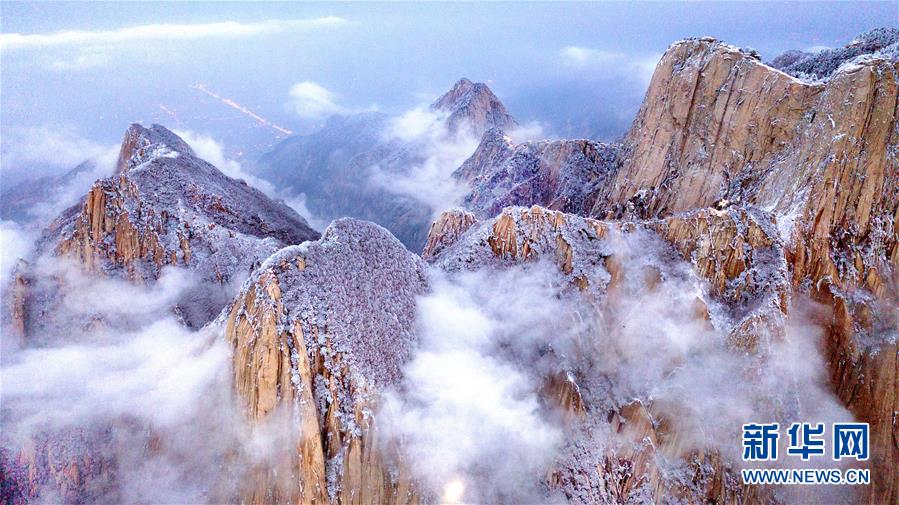 雪に覆われた華山、広がる幻想的な絶景　陝西省