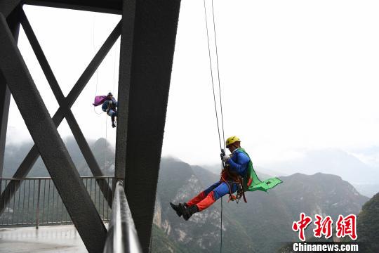  高さ222メートルの観光エレベーターに挑戦する「スパイダーマン」たち　重慶
