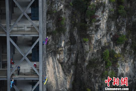  高さ222メートルの観光エレベーターに挑戦する「スパイダーマン」たち　重慶