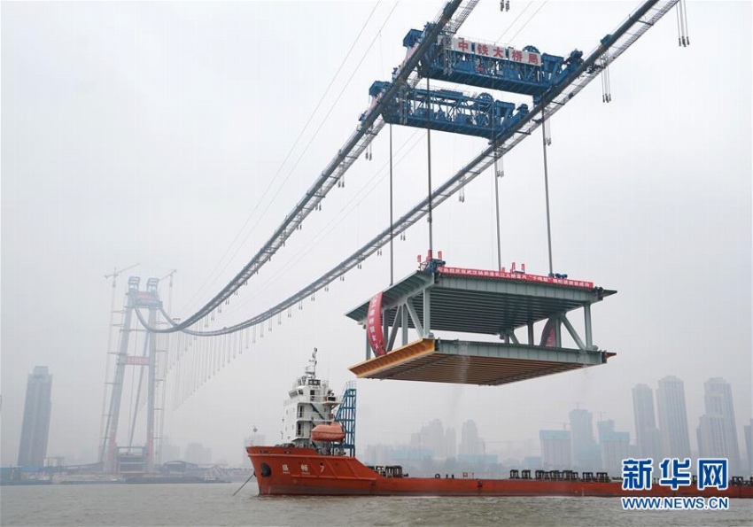 湖南省で建設中の世界最長の二層通路橋、1つ目の橋げたが設置
