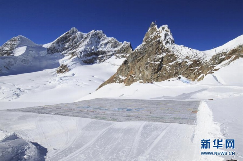 スイス・アルプス山脈にはがきで描く「世界最大のモザイクアート」