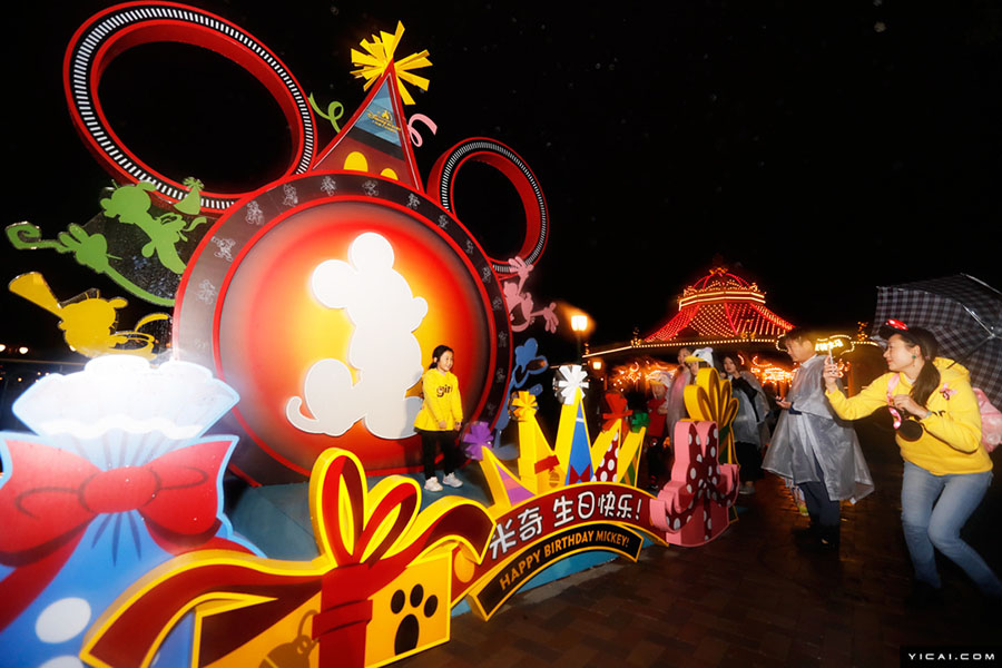 上海ディズニーでミッキー誕生日イベント 花火で祝福