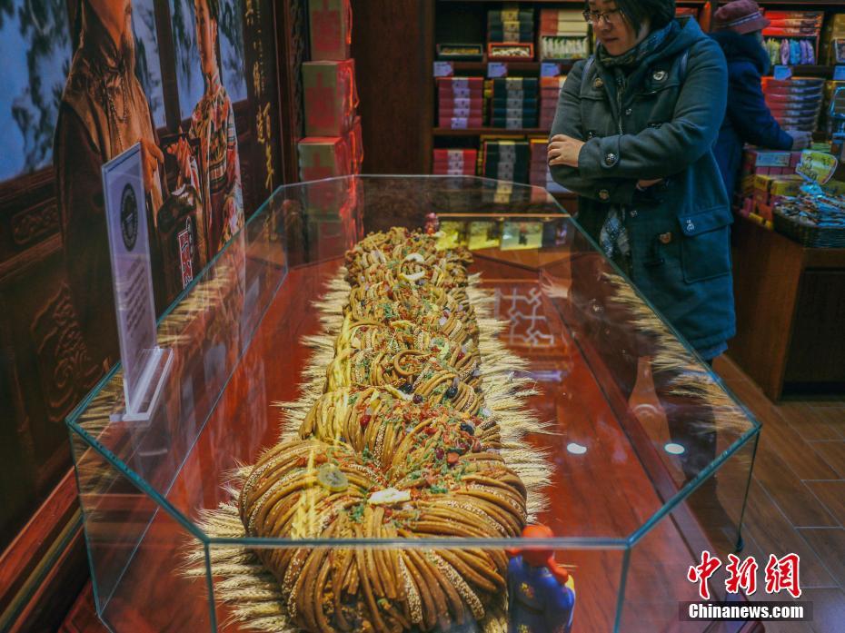 重さ59キロの巨大麻花が「天津麻花文化フェス」に登場