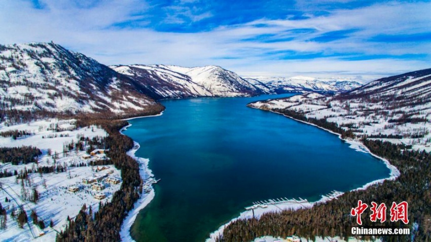 鮮やかな風景広がる冬のアルタイ地区を空撮