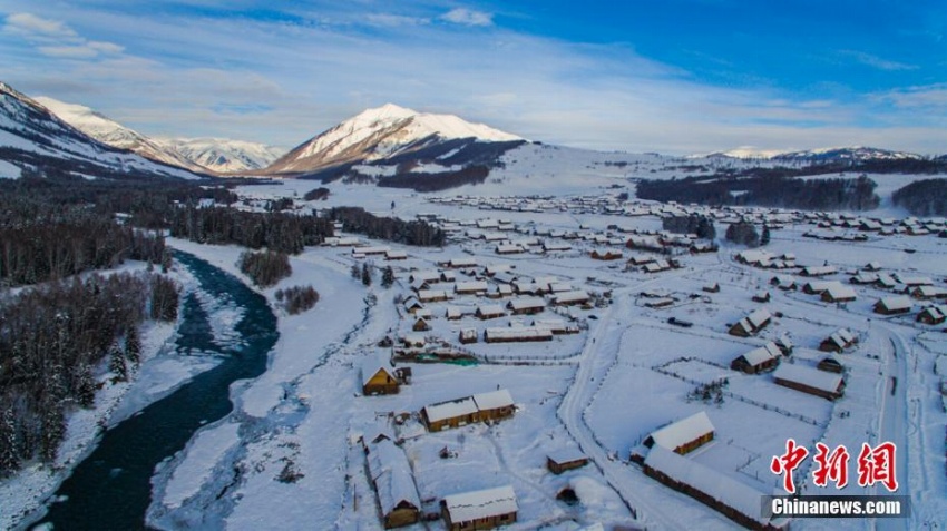 鮮やかな風景広がる冬のアルタイ地区を空撮