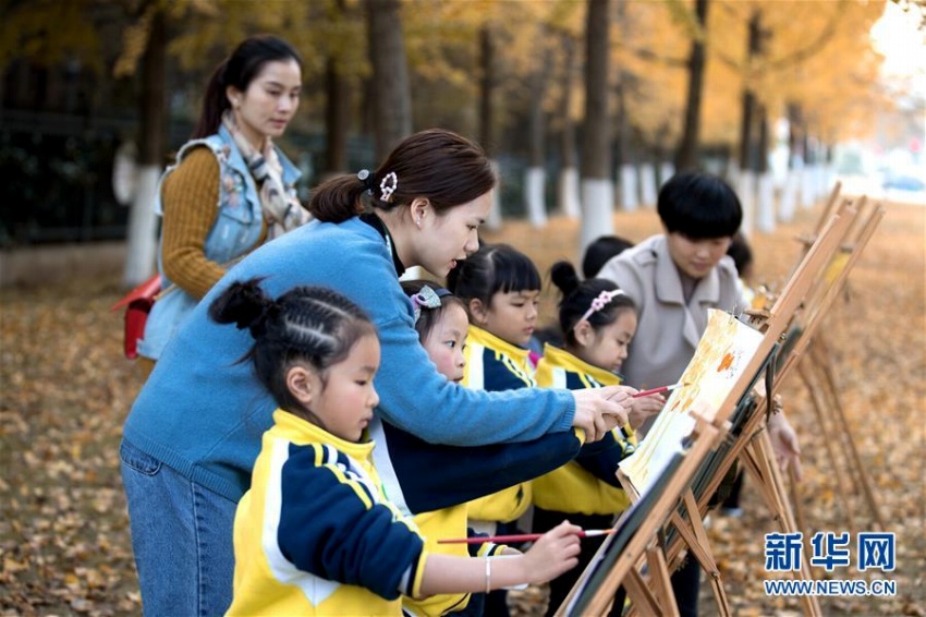 園児たち、黄金色に染まるイチョウ林の美しい景色を描く　浙江省