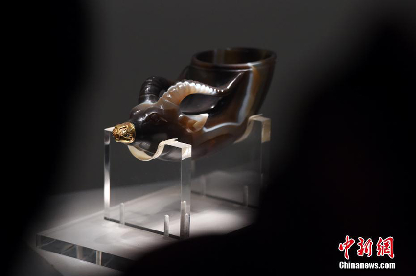 陝西歴史博物館内に展示された唐代の獣首瑪瑙杯（11月20日、撮影・侯宇）。