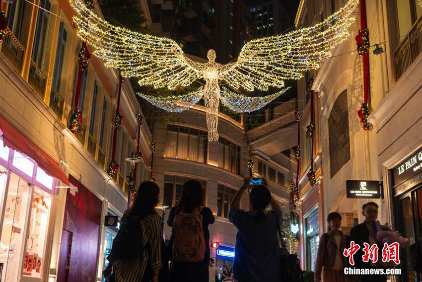 香港の街を彩る英国のクリスマスイルミネーション