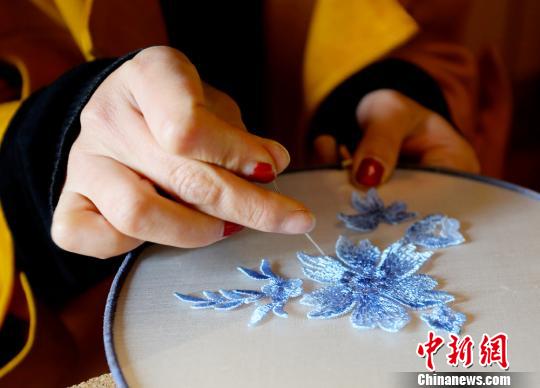 蘭州市の女性が花と刺繍で造り上げた美しい作品の数々
