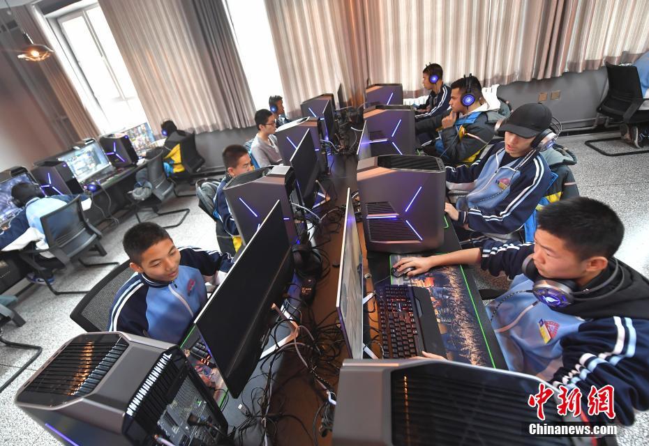 ゲームで遊ぶのも授業のうち　eスポーツ専門学科開設のウルムチ市の学校