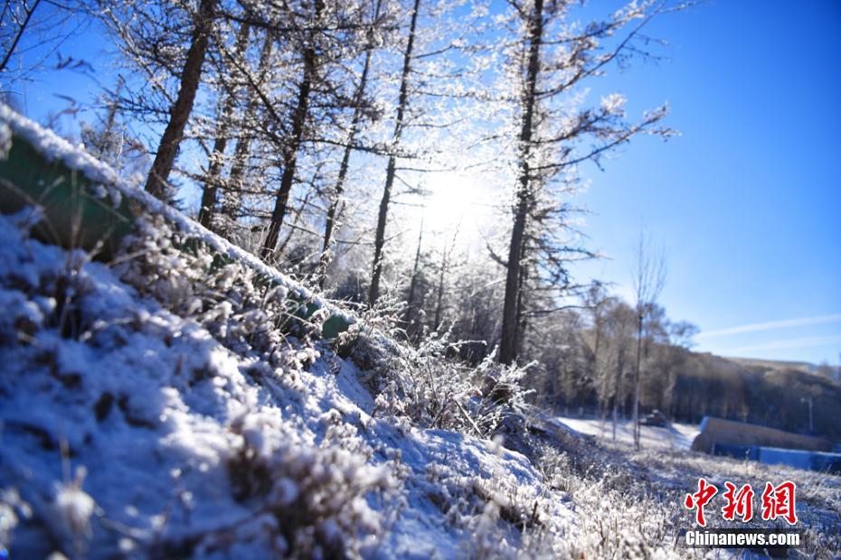降雪後の晴天、青い空と白い雪の美しいコラボレーション　甘粛省