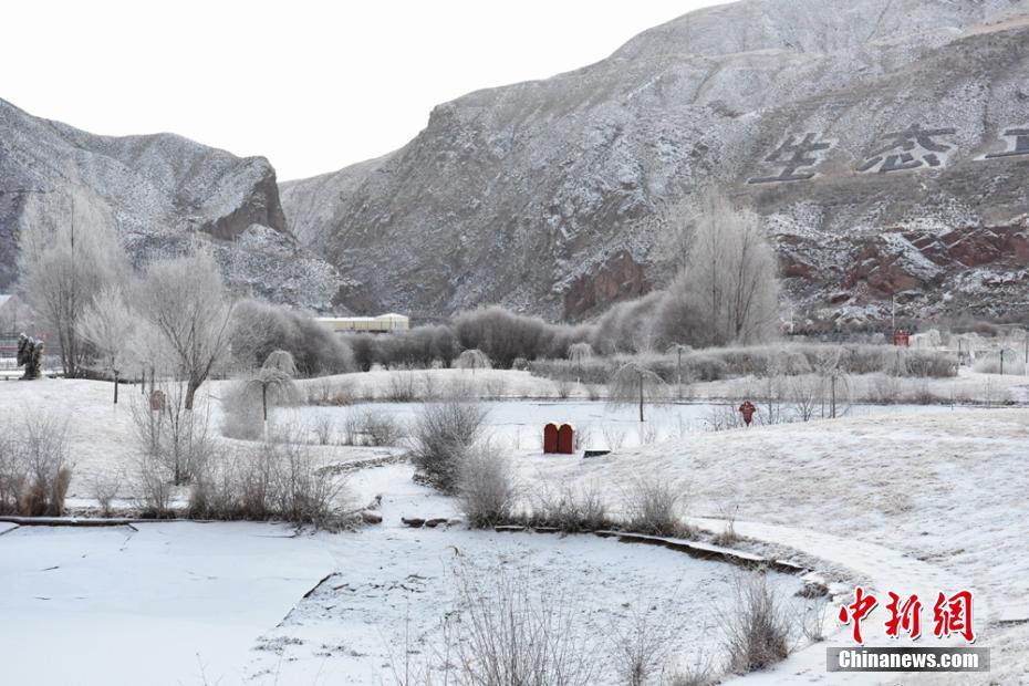 降雪後の晴天、青い空と白い雪の美しいコラボレーション　甘粛省