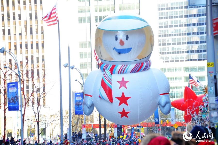 NYメイシーズの感謝祭パレード　楽しいバルーンが次々