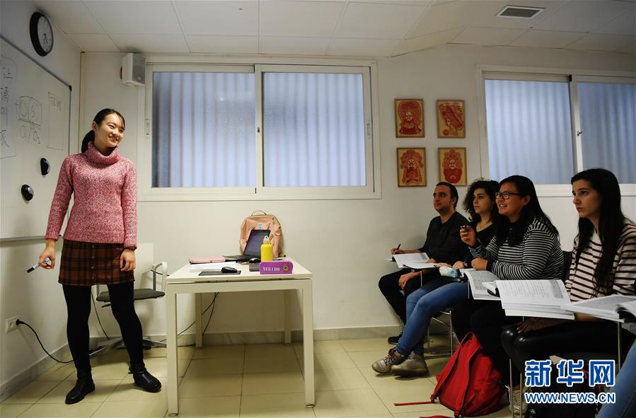 11月13日、スペイングラナダ大学・孔子学院で中国語を勉強する学生ら(撮影・郭求達)。