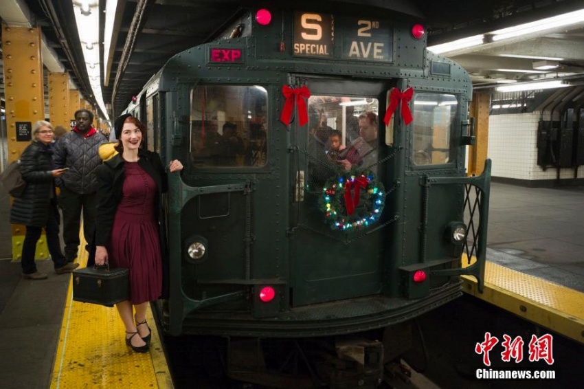 マンハッタンに20世紀初頭の地下鉄車両　ニューヨーカーもレトロな装いに
