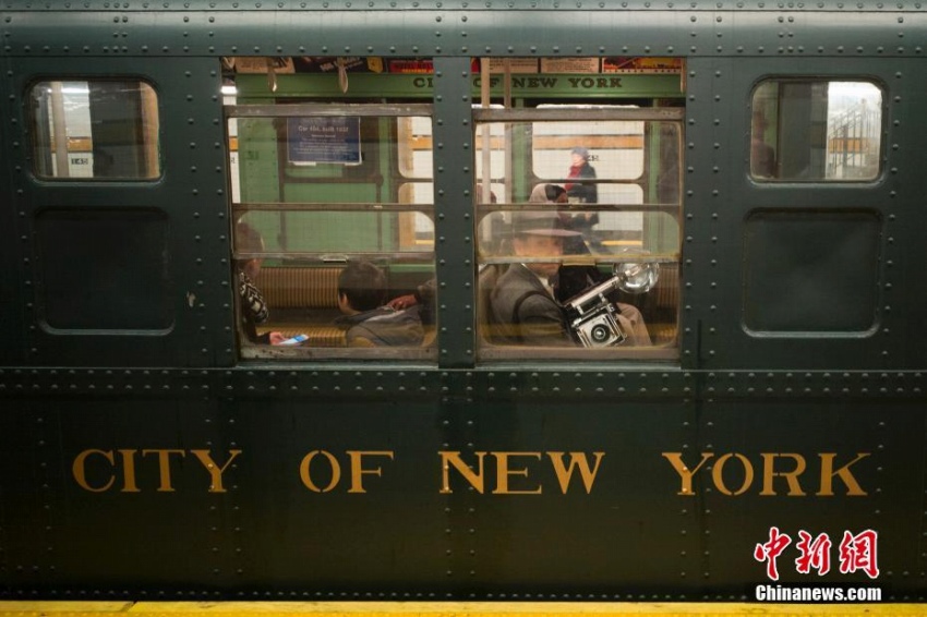 マンハッタンに20世紀初頭の地下鉄車両　ニューヨーカーもレトロな装いに