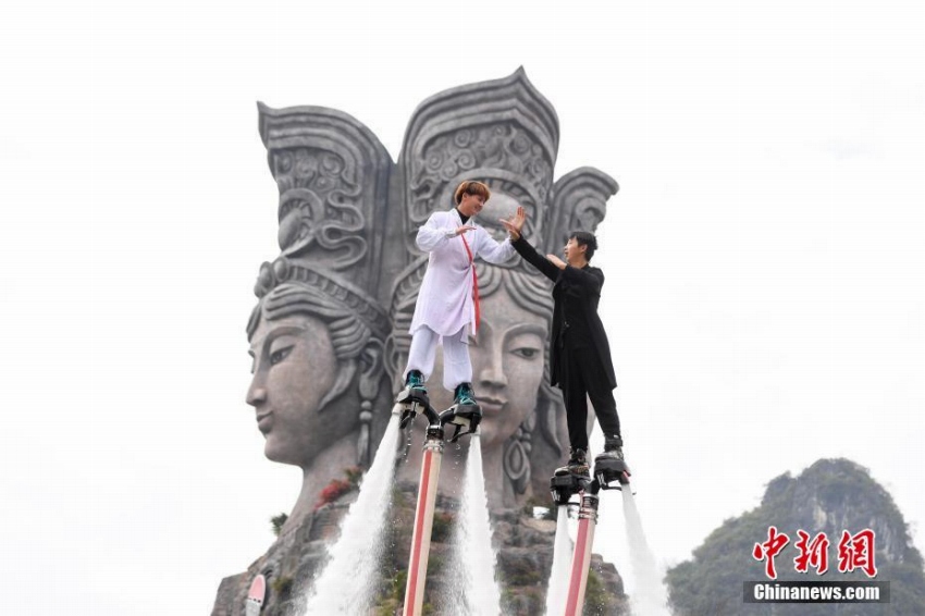 桂林市で空中太極拳を披露　広西チワン族自治区

