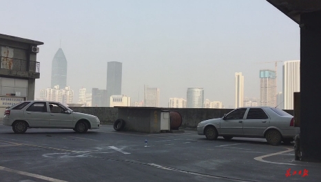 武漢のビル屋上の「空中」自動車教習所、複数部門が一斉取り締まり