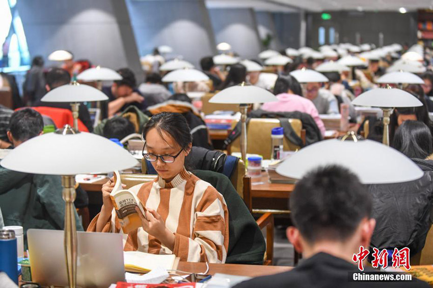 受験生たちが図書館で最後の追い込み　自習室は空席無し