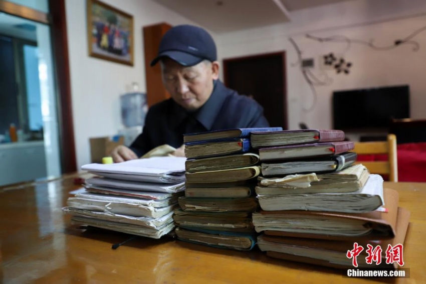 貴陽市の70代男性が40年間記録し続けた日記帳と家計簿